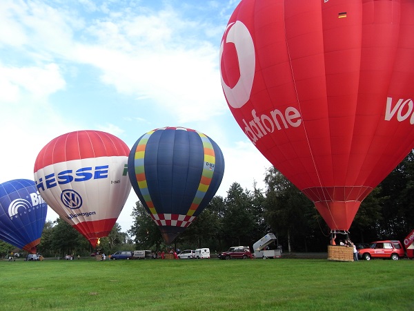 Wer kommt mit zur Gruppenreise im Ballon? Eine Gruppenreise kann vieles sein: Ein Betriebsausflug, eine Vereinsfahrt, eine Chorfahrt, eine Klassen- oder Studienfahrt