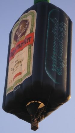 Ballon Werbung Hamburg Bremen im Gegensatz zu den unbeweglichen Medien können Werbeballone gezielt dort eingesetzt werden, wo ihr Werbeeffekt besonders nachhaltig ist. Ihre Größe und Form machen Sie unübersehbar. Von Präsentationen anlässlich Veranstaltungen, Messen oder Festivals über Incentives bis hin zu deutschlandweiten Ballon Werbetourneen. Ballon Werbung Hamburg Bremen