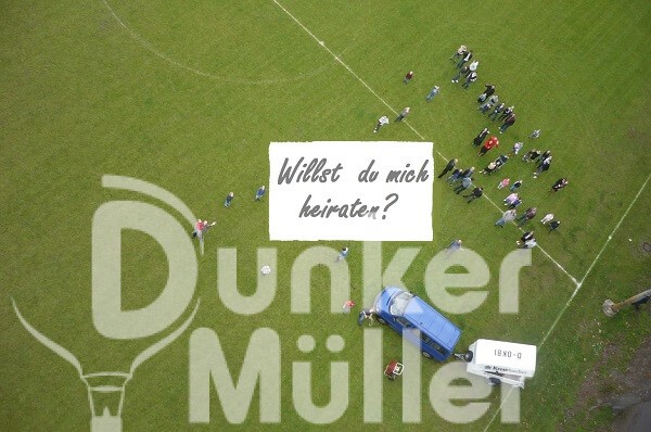 Banner mit der Frage aller Fragen Willst du mich Heiraten Heiratsantrag Heißluftballon für 2 Chartern